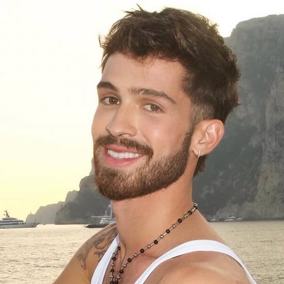 choquei's tweet image. 🚨FAMOSOS: João Guilherme comenta preocupação sobre as cenas de nudez mais explícitas em seu novo filme:

“Vai ser curioso ver minha mãe me assistindo nu, em cenas de sexo. E não é nada romântico… é cena com o bumbum de fora mesmo.”