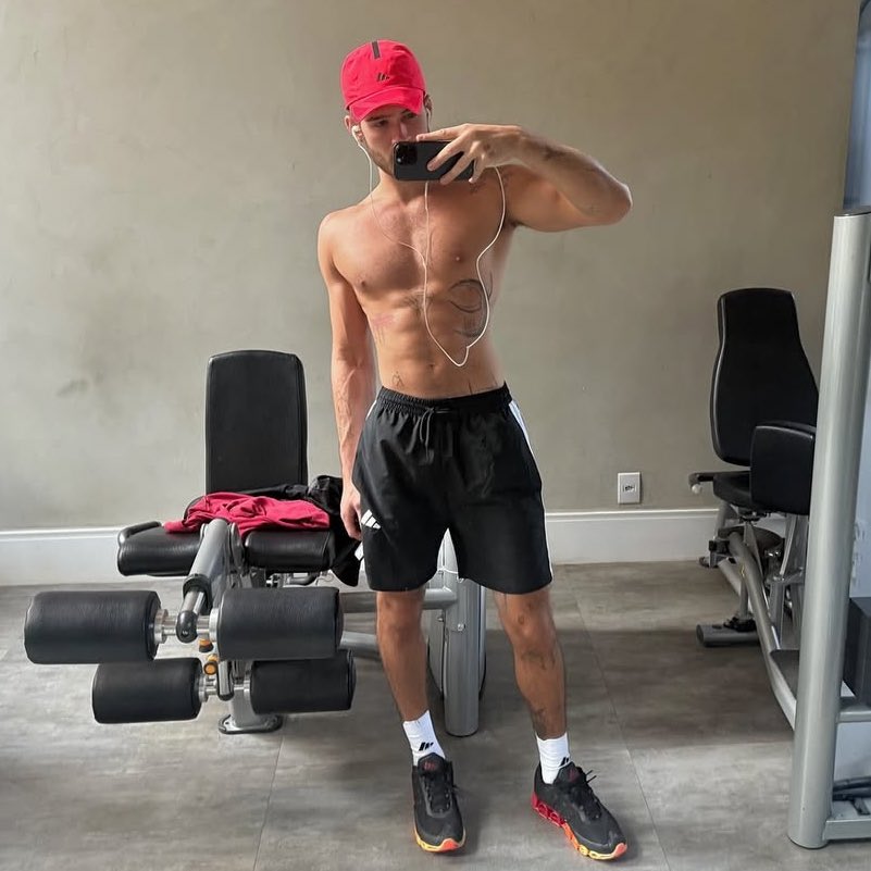 choquei's tweet image. 🚨FAMOSOS: João Guilherme comenta preocupação sobre as cenas de nudez mais explícitas em seu novo filme:

“Vai ser curioso ver minha mãe me assistindo nu, em cenas de sexo. E não é nada romântico… é cena com o bumbum de fora mesmo.”