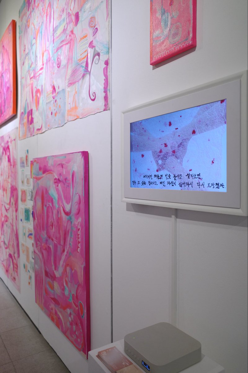 b_oooookiee's tweet image. 졸업전시 끝났다.. ~~ 

자꾸 어디론가 도망쳐버리고 싶어져서 
그래도 잠시라도 내가 발붙인 곳과 것들에 그 흔적들을 남기고 싶었어서 대학교 내내 작업들을 해왔던 것 같다
페인팅 작업은 나한테 주로 그런 의미였으니까… 
그 순간을 그림에 담아두고 나는 어디론가 가버렸었다