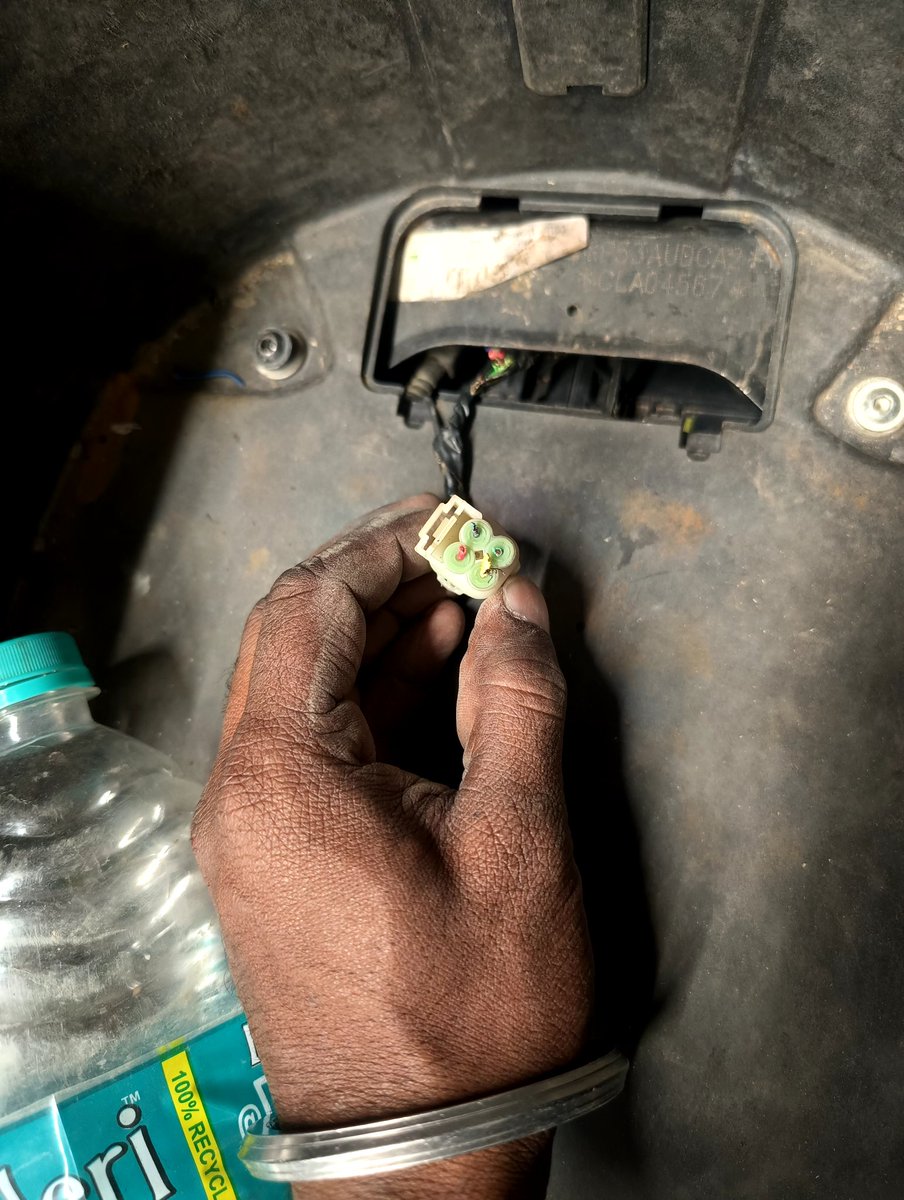 rjrajnish12576's tweet photo. @OlaElectric har din hyperservice wali post krte Rehti hai lekin sachai kya hai maine apni scooty ola s1 air service centre me diya tha 21 sep ko aaj tak service nhi mila rakha rakha aur kharab hote ja rha hai sara wire chhuha ne kat diya service team response nhi de rahi @bhash https://t.co/VY5vdPPJ3E