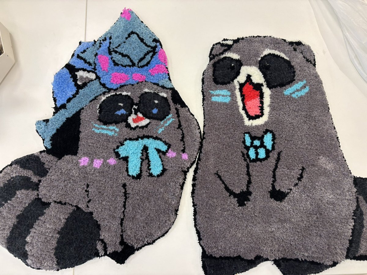 I tried rug tufting for the first time!! 

Would you step on Ak the racc?! 🍧🦝