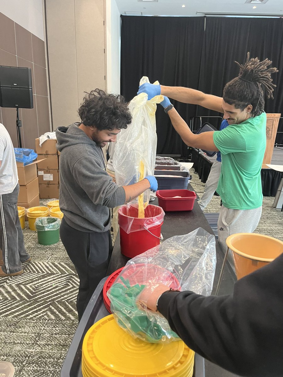 FranciscanHoops's tweet photo. The guys are setting up for tomorrow’s Meals of Hope Event where we will help package 35,000 meals for Jefferson County. https://t.co/PwIh7XJjWm