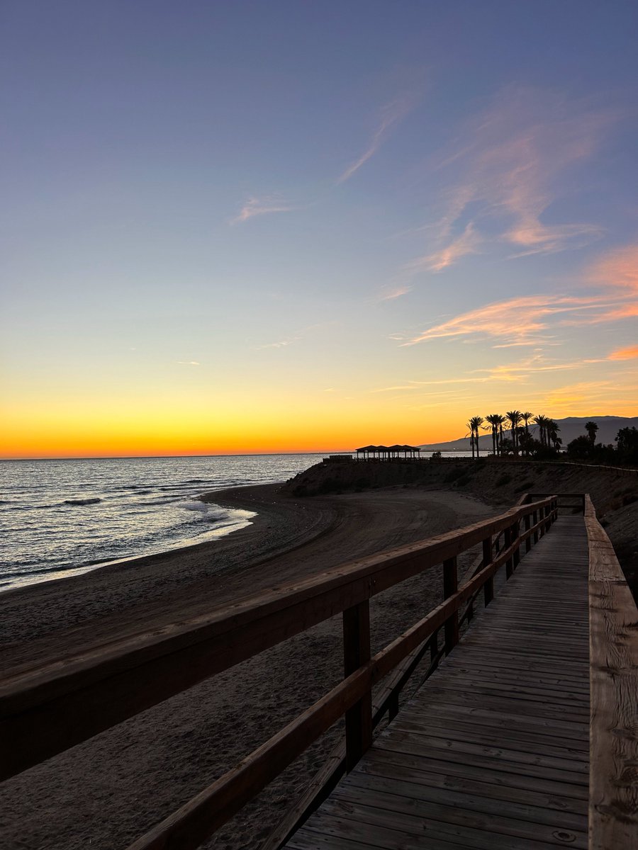 IssurSanchez's tweet image. Almería tiene ese brillo indomable: la luz de la mañana te despierta, pero el fuego del atardecer te enamora.