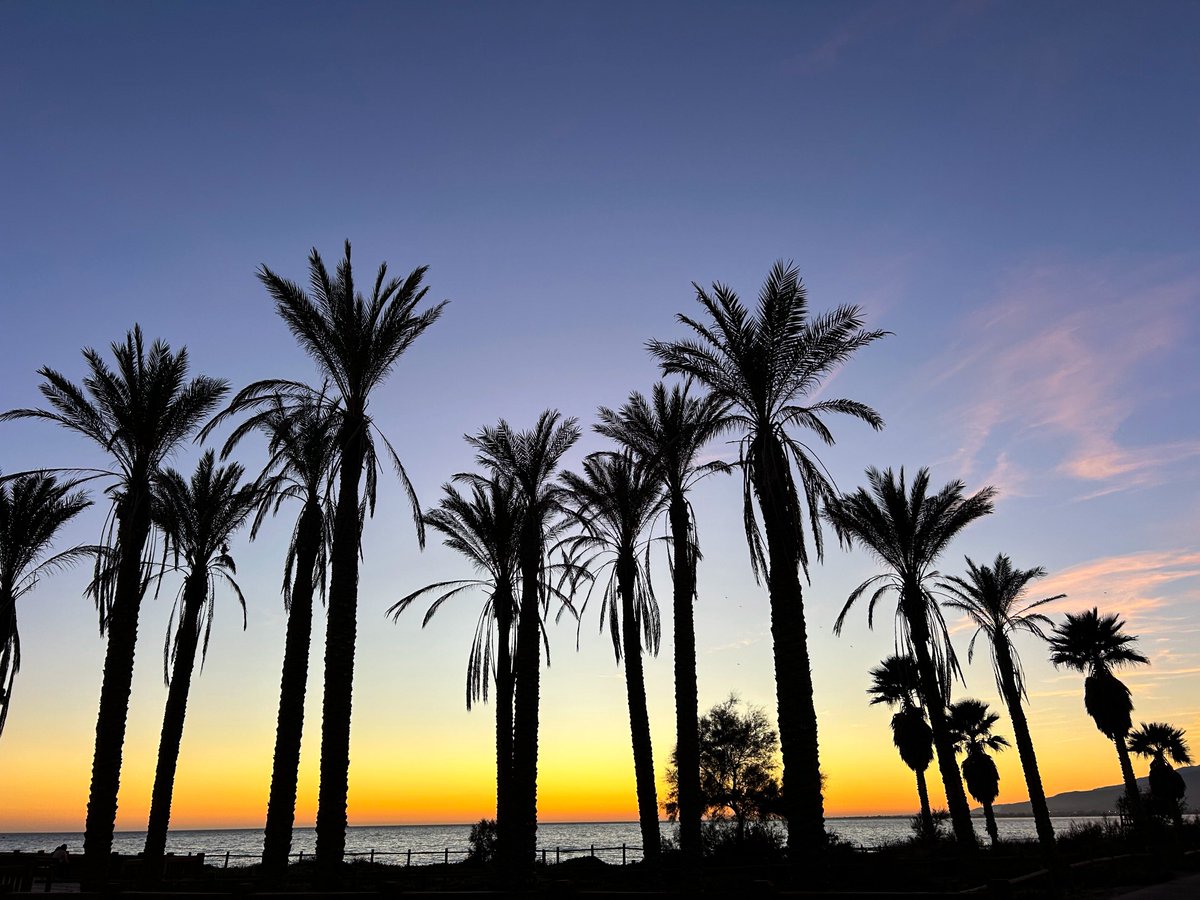 IssurSanchez's tweet image. Almería tiene ese brillo indomable: la luz de la mañana te despierta, pero el fuego del atardecer te enamora.