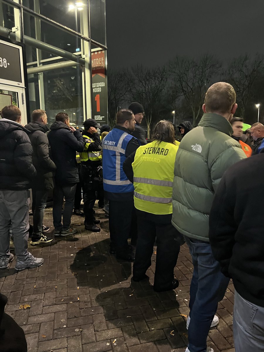 PhilipvanEs1's tweet photo. Een groepje NAC-supporters wilden het hoofdgebouw van Het Kasteel binnenlopen. Na kort overleg eisen ze een verantwoordelijke te spreken voor het uitblijven van resultaat. Complimenten aan het kordate optreden van de stewards #spanac https://t.co/T2VXFUc8Zz