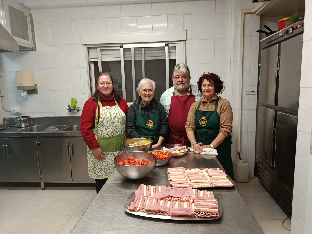 CARIDAD|

La Diputación de Caridad continúa con su labor social. Un domingo más nos encargamos de preparar la cena en la Casa de Nazaret.