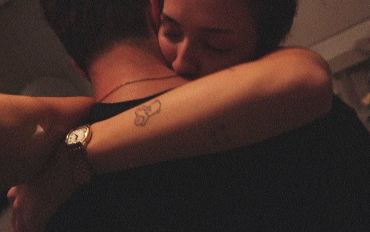 Japon efsanesine göre Güneş ile Ay bir zamanlar birbirine âşıktı.
Ama yolları hep ters düşerdi; biri doğarken diğeri batardı 
tanrı, bu imkânsız aşk için bir mucize yarattı: tutulma...
Ve insanlara sessizce şunu anlattı:
Gerçek sevgi için imkânsız diye bir şey yoktur.