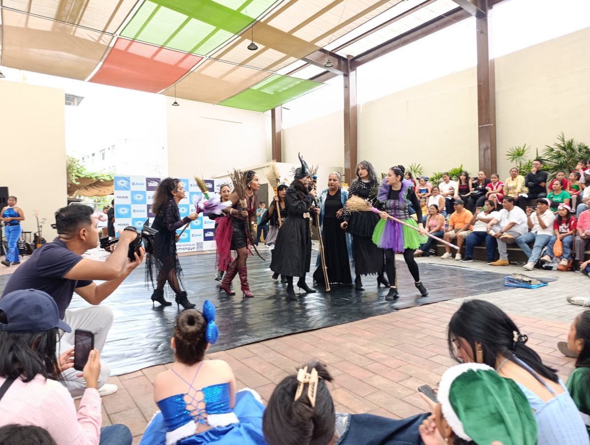 ZumarGye's tweet image. 'Hechizo de Navidad', fue presentada por estudiantes de teatro del CAC ZUMAR Plaza Casuarina en la Plaza de Los Teatros en Ruta Centro. 
Con arte y cultura celebró las festividades navideñas la comunidad del noroeste de la Ciudad de Todos.
#Guayaquil
#ConstruyendoLaCiudadDeTodos