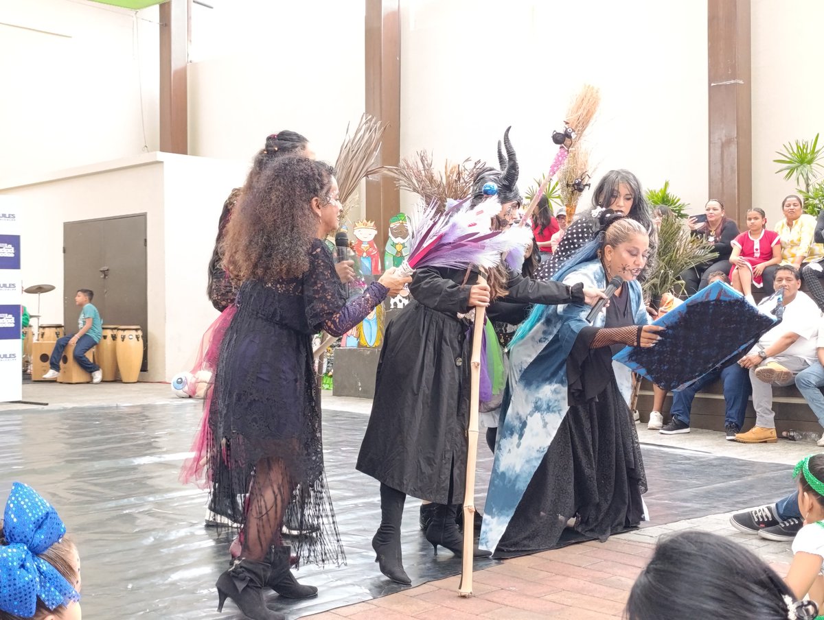 ZumarGye's tweet image. 'Hechizo de Navidad', fue presentada por estudiantes de teatro del CAC ZUMAR Plaza Casuarina en la Plaza de Los Teatros en Ruta Centro. 
Con arte y cultura celebró las festividades navideñas la comunidad del noroeste de la Ciudad de Todos.
#Guayaquil
#ConstruyendoLaCiudadDeTodos