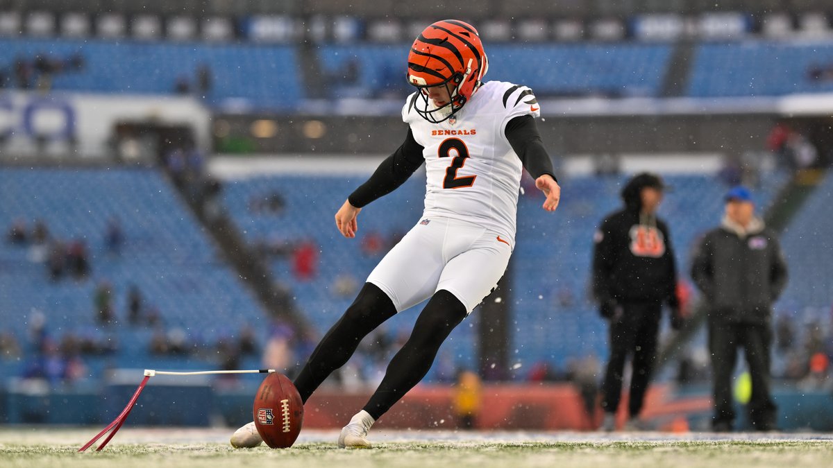 Bengals's tweet photo. Something about a snow game in Buffalo.

#ProBowlVote + Joe Burrow
#ProBowlVote + DJ Turner II
#ProBowlVote + Evan McPherson
#ProBowlVote + Ja'Marr Chase https://t.co/BKkhH5Ukz4