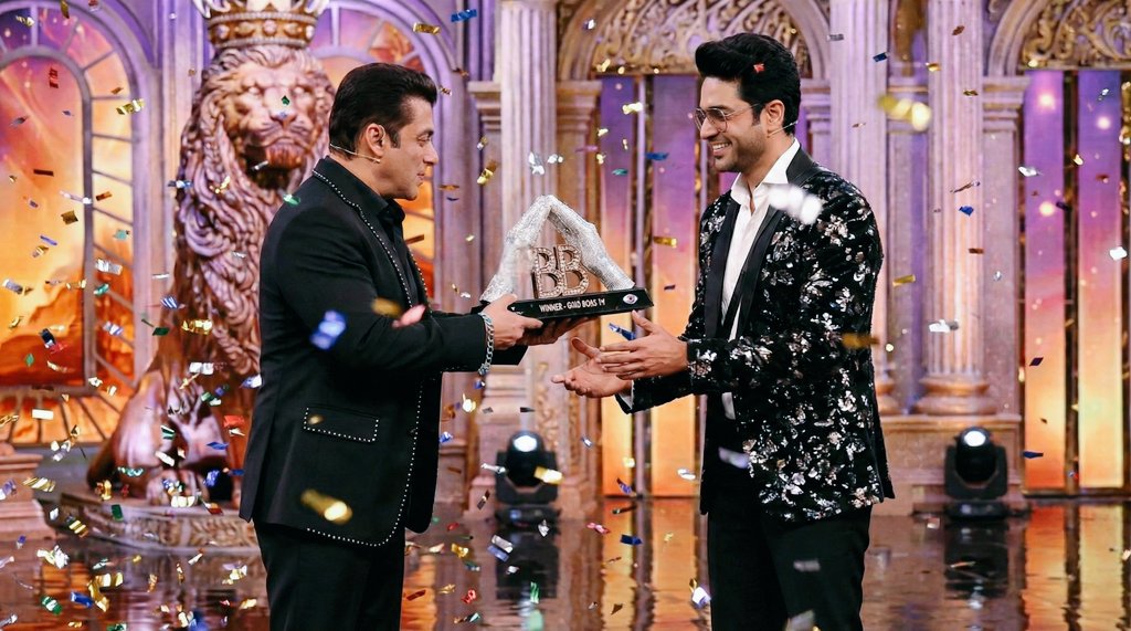 xxDomainxx's tweet photo. This season has been the most dumbest season and lowest trp season of all still big boss fans are supporting their fandom 💪 stay strong guys 
Who do you think will win big boss 19 ?
Tap ❤️ for GAURAV KHANNA
Tap RT 🔄 FARHANA
Evicted Tanyamittal
#BiggBoss19GrandFinale https://t.co/vPWWsAXq4y