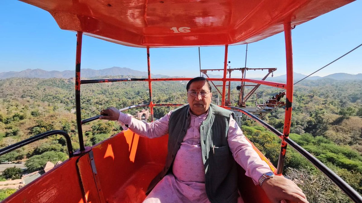 🚩🚩🚩"अम्बे माता की जय"🚩🚩🚩

गुजरात के बनासकांठा जिले में अरावली पहाड़ियों में स्थित प्रसिद्ध शक्तिपीठ श्री अम्बा देवी मंदिर (अंबाजी मंदिर) के दर्शन कर पूजा-अर्चन करने का सौभाग्य प्राप्त हुआ।
(1/3)