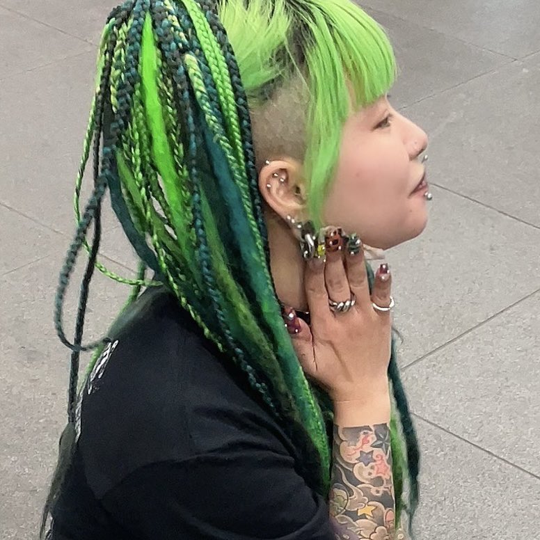 正座ですっぴんお披露目生ライブ@なんばHatchのエスカレーター横