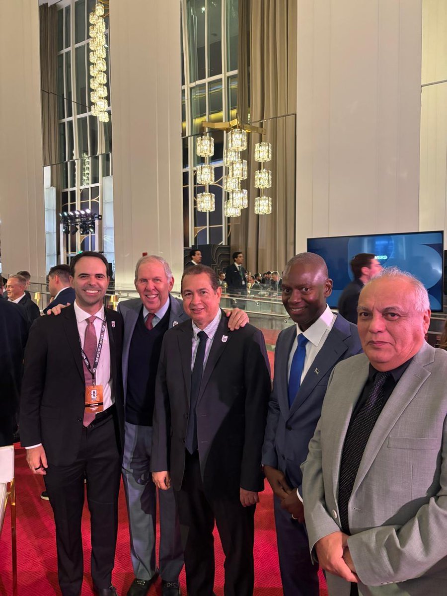Gracias al Embajador de Panamá en Washington Jose Miguel Aleman por sus atenciones a la delegacion de <a href="/fepafut/">FEPAFUT</a> durante el sorteo del Mundial de la <a href="/fifacom_es/">FIFA (Español)</a>