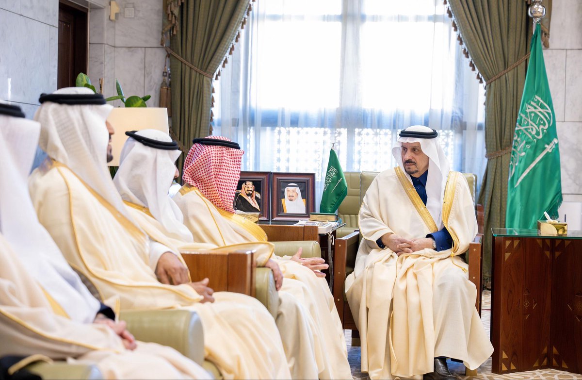 تشرفنا اليوم في لقاء صاحب السمو الملكي الأمير فيصل بن بندر بن عبدالعزيز سمو #أمير_منطقة_الرياض وتم العرض على سموه بقيادة الأخ عبدالله بن عبدالرحمن  العبيكان عن  الدور الريادي وما تقوم به #غرفة_الرياض من التكامل وتقديم مختلف أنواع الدعم  والبرامج لغرف المحافظات وبعض الغرف في مختلف