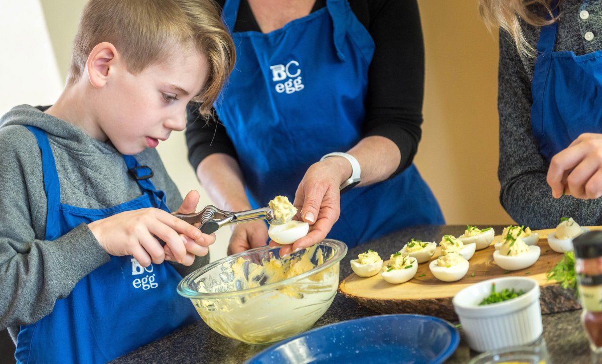 Did you know that kids are more likely to try new foods when they've had a hand in preparing them? Build confidence in the kitchen early by having your children help prepare easy meals with eggs!

Find great family-friendly recipes at BCEgg.com/recipes/