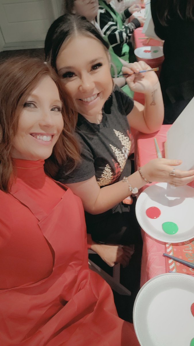 FayeMginger's tweet image. Great evening last night with my beautiful daughters. Had dinner and took home our Christmas painting we made.🎄🎅🎁 #christmas2025 🥰#motherdaughterlove #mygirls