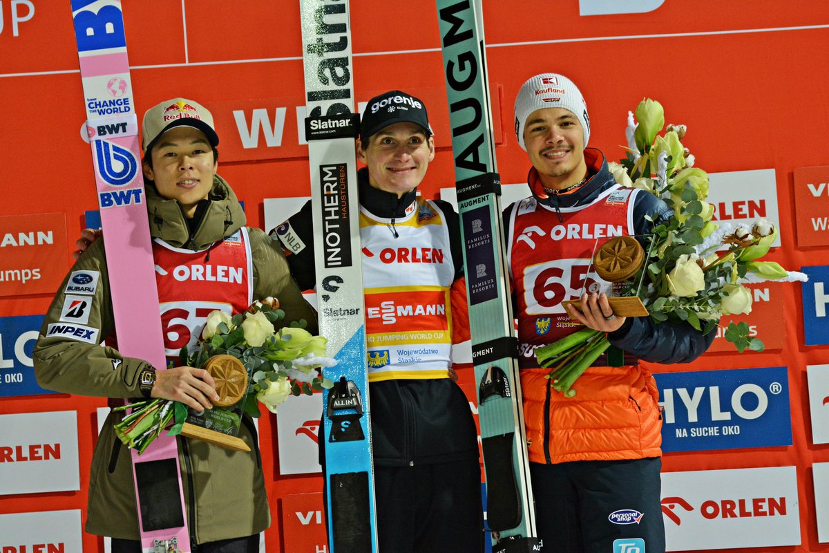 HillSizeMag's tweet photo. THE #Wisla 🇵🇱 TRIO:

The individual competition in #Wisla delivered a podium full of power, precision and world-class flight.

🥇 DOMEN #PREVC 🇸🇮
🥈 RYOYU #KOBAYASHI 🇯🇵
🥉 PHILIPP #RAIMUND 🇩🇪

#skijumpingfamily #skijumping #worldcup #skokinarciarskie #hillsizemagazine https://t.co/3xSIs5XpGZ