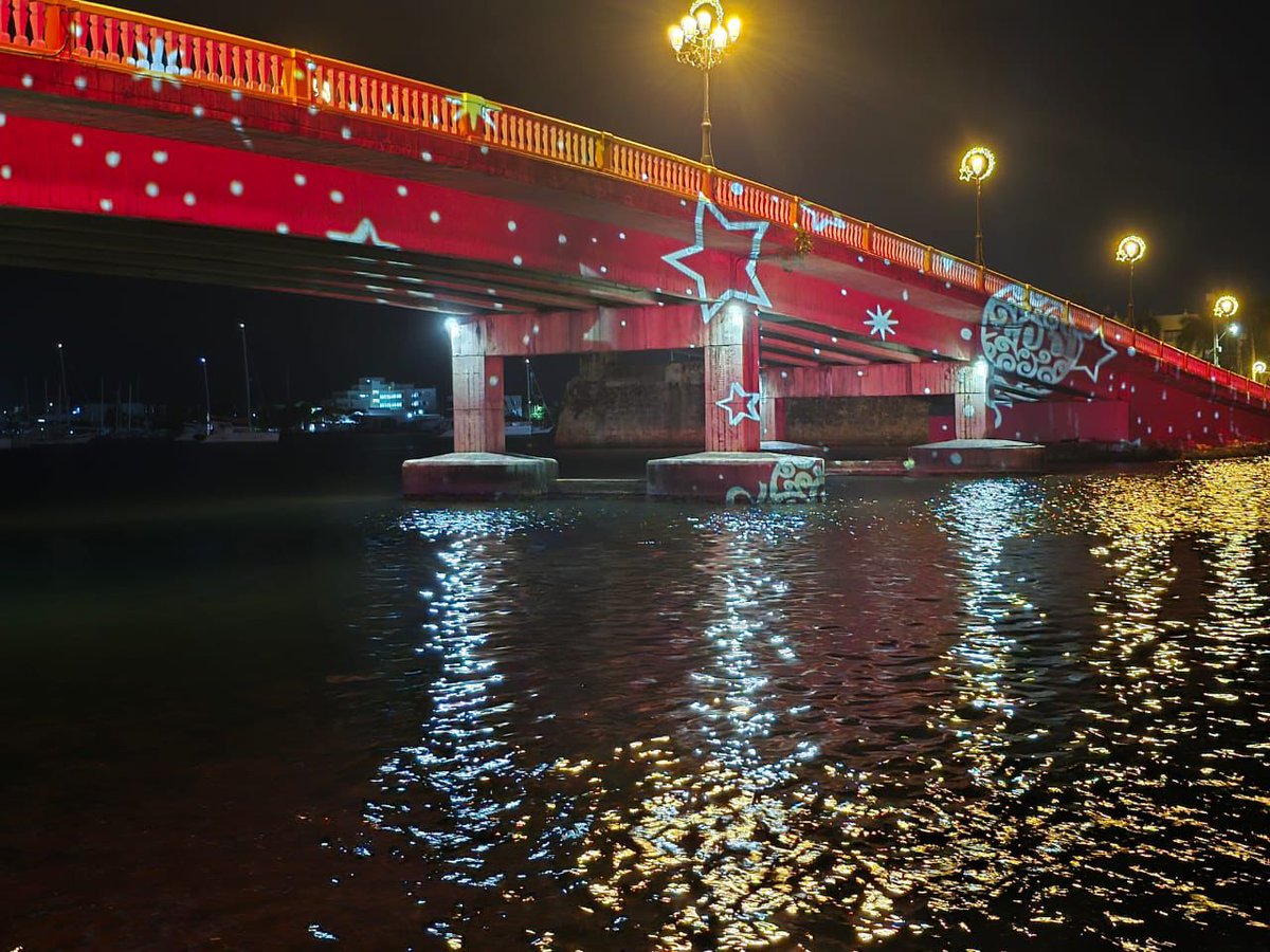 dumek_turbay's tweet photo. En #Cartagena está el alumbrado más hermoso y el pesebre flotante más grande del país. ¡Bienvenidos a nuestra #SúperNavidad! 🎄

📍Puente Román 🌉 

Feliz domingo de velitas. https://t.co/x70DxaEYSu