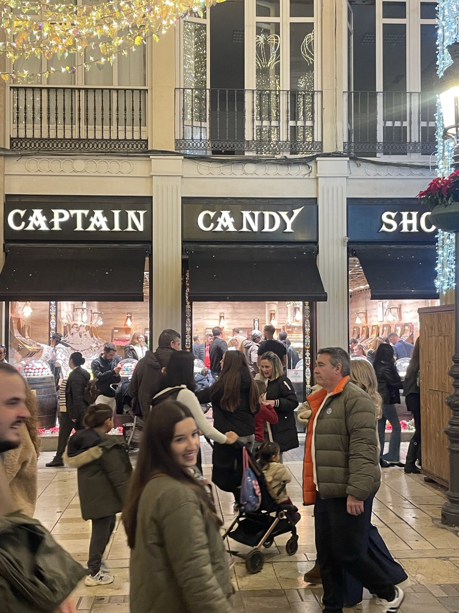Hay tanta gente en #malaga que hasta el Captain Cady tiene clientes