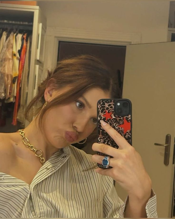 𝐼𝑛𝑠𝑡𝑎𝑔𝑟𝑎𝑚 𝑝𝑜𝑠𝑡:

   ᅠᅠ  ᅠ ❛But first let me take a selfie ❜

  ᅠᅠ  ᅠ     ⌂        ⌕       ⊞        ♡