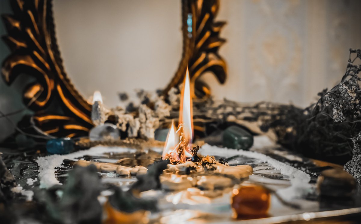 AndreBuchheim's tweet photo. #Stille #Gott #NeueZeit #Klimawandel #Krieg #Egoismus #Liebe #Entscheidung
#Einheit der #Substanz und kosmisches #MitSein: #Bewahren, #Verwandeln und #Erneuerung
Ein #Advent-#Essay an der #Schwelle des #Wandels Teil 2:
Aus dieser Erkenntnis folgt mit unerbittlicher Logik: Unsere natürliche Bestimmung kann sich niemals gegen das Leben richten. Sie kann sich nicht in Feindschaft zu Mutter Erde entfalten, nicht im Kampf gegen das Lebendige oder im Raubbau an der Natur, denn das wäre ein Angriff auf uns selbst. Jede Wunde, die wir der Erde schlagen, reißt in unser eigenes Fleisch. Jede Art, die wir auslöschen, ist ein Wort, das wir aus dem Buch unseres eigenen Schicksals tilgen. Hier ist der Wirkungskreis unserer Schuld. Doch meinten unsere Ahnen dies Wort nicht so negativ, wie es heute in unseren Ohren klingt. Denn auch jede Tat der Freude, der Liebe und Verbundenheit setzt uns in eine "Schuld", halt nur für gute Dinge, die daraus erwachsen. Ob Du Roggen säst oder Unkraut, in beiden Fällen bist Du für die Ernte oder Missernte verantwortlich. Saat und Ernte, Folgerichtigkeit, im indischen Karma - das ist Schuld.
Unsere wahre Bestimmung kann sich also nur in Harmonie, in Einbindung, im Mit-Sein mit allem Lebendigen und im Einklang mit dem gesamten kosmischen Geschehen zeigen und verwirklichen. Dieser Einklang ist weder romantische Vorstellung noch moralische Forderung. Er ist Ausdruck einer grundlegenden Realität: Im tiefsten Inneren sind wir Teil des Ganzen, und unser Handeln gestaltet mit am Schicksal des Lebenssystems. Harmonie ist eine Folge richtigen Handelns, im Sinne des Guten, Wahren und Schönen. Sie ist nicht absolut, es kann immer etwas schiefgehen. Doch sie handelnd anzustreben, zeitigt die besten Ergebnisse.
In dieser Zeit zwischen den Jahren, da die alte Welt zu Ende geht und die neue noch nicht geboren ist, stellt sich die uralte Frage mit neuer Dringlichkeit: Was ist zu bewahren, was zu verwandeln? Die Antwort liegt nicht in komplexen Theorien, sondern in einer einfachen Unterscheidung, die so alt ist wie das menschliche Bewusstsein selbst. Sie führt uns zu einem realistischen Bild, in welchem Konservation und Progression sich nicht feindlich gegenüberstehen, sondern in friedlichster Eintracht miteinander agieren.
Alles Lebensbewahrende ist jenes Gute, Wahre und Schöne, das es in uns zu erschaffen, zu kultivieren und zu bewahren gilt. Was ist das Gute? Es ist jene Kraft in uns, die verbindet statt trennt, die aufbaut statt zerstört, die nährt statt auszehrt. Was ist das Wahre? Es ist jene Klarheit, die sich nicht täuschen lässt von den Schleiern der Illusion, die hinschaut, wo andere wegblicken, die benennt, was ist und sich der Verbundenheit bewusst ist. Was ist das Schöne? Es ist jene Harmonie, die nicht bloß gefällt, sondern die die Ordnung des Lebens selbst widerspiegelt – die Schönheit einer Zelle, die sich teilt, eines Samens, der keimt, eines Sterns, der geboren wird.
Demgegenüber steht alles Lebenszerstörende, jenes Böse, die Lüge und das Hässliche, das es in uns zu lösen, zu lassen und zu verwandeln gilt. Nicht mit Gewalt, nicht mit Verdammung, nicht mit Verdrängung – sondern mit jenem liebenden Bewusstsein, das auch das Dunkel in uns als Teil des Weges erkennt. Wer sein eigenes Dunkel nicht anschaut, kann kein Licht in die Welt bringen. Wer seine eigenen Schatten nicht integriert, wird sie nur projizieren auf andere. Damit reizen wir die Schatten auch in Anderen. Die innere Arbeit ist nicht nur temporäre ethische Übung, sondern Voraussetzung für nachhaltige äußere Veränderung: Wer in sich etwas klärt, klärt damit auch etwas in der Welt mit. Dies ist das prophetische Geheimnis des Advents: Das Licht, auf das wir warten, wird nicht von außen kommen. Es muss in und von uns selbst entzündet werden, in der stillen Kammer des Herzens, wo niemand zusieht, wo keine Kameras laufen, wo kein Applaus erklingt.
Ende Teil 2, weiter unten: