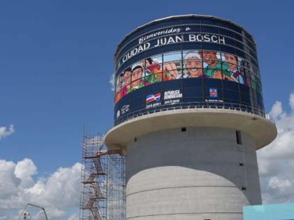 Logan_Jimenez's tweet photo. Tres días sin agua potable en Ciudad Juán Bosch. Un verdadero desastre que refleja la incompetencia de la CAASD y su director Felipe Suberví. ¿Hasta cuándo vamos a tolerar esto? La falta de soluciones, ni siquiera camiones cisternas, es inaceptable.  @caasdrd @luisabinader https://t.co/AJzZs2R6gF