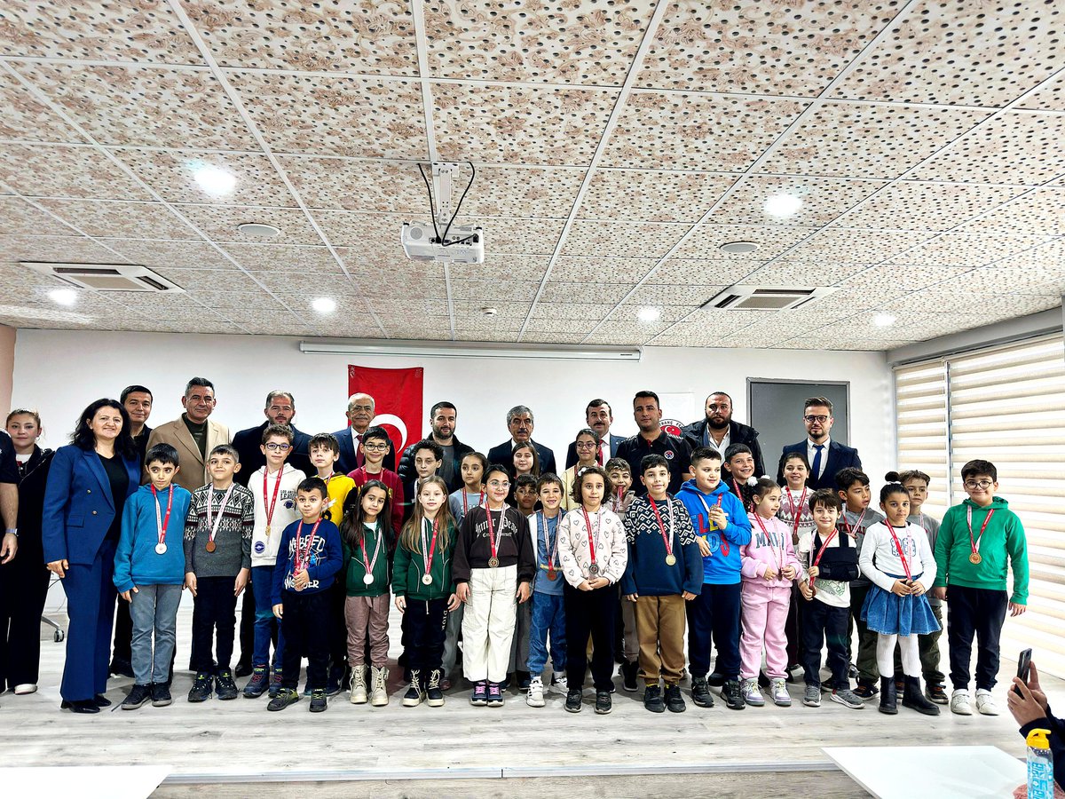 ♟️ 2025–2026 Kilis İl Birinciliği Satranç Turnuvası’nın 7–12 yaş kategorisi ödül töreni gerçekleştirildi. 🏆

🏅 Turnuvada dereceye giren sporculara madalyaları; Kilis Milletvekili Sayın Ahmet Salih Dal'ın katılımıyla verildi.

👏 Öğrencilerimizi tebrik ediyoruz.