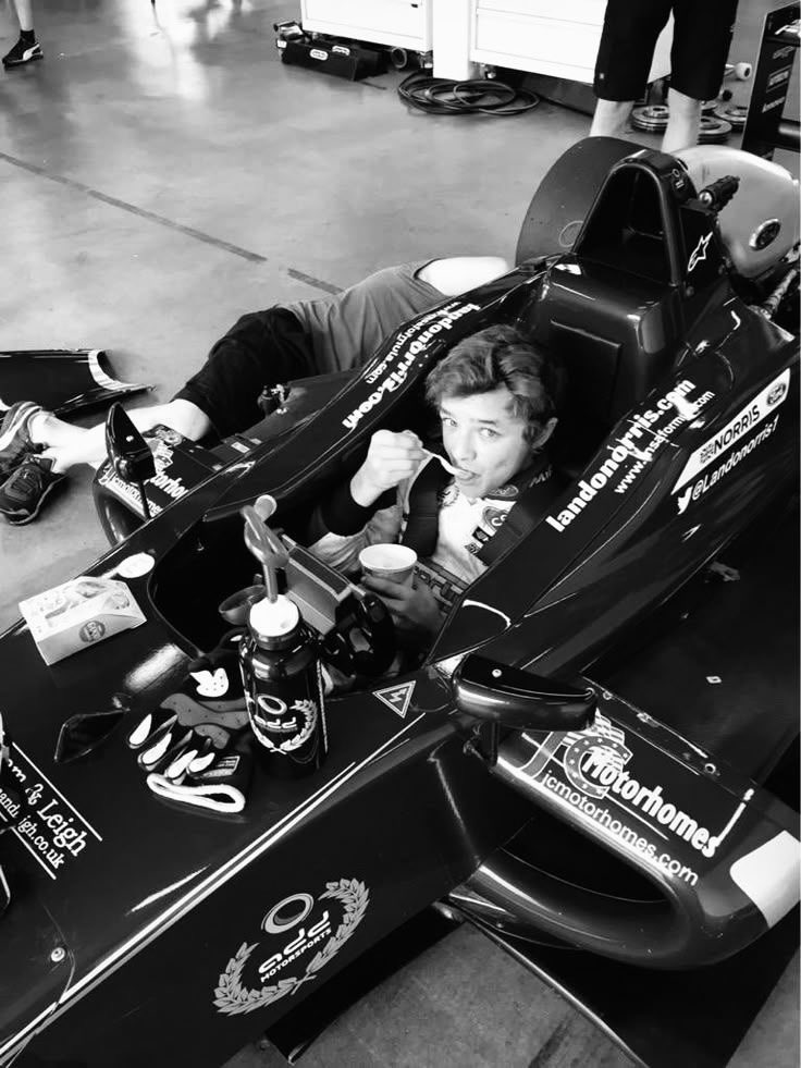 🧍🏻‍♀️💭 tweet media