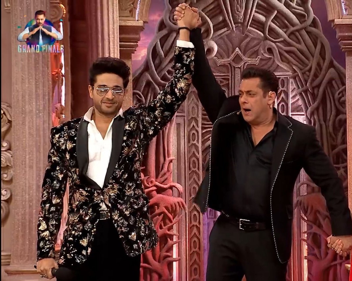 Being_romeli's tweet photo. "Finale pe tu mere Liye taali bajayegi"
"Good triumphs over evil" 
"At the end Budaai se acchai ka Jeet hamesha hote hai"

N don't forget,Mei jab Kisi season pe Sach mei end tak invest karti Hoon means Waha Kuch TOH baat hotai hai
#GauravKhanna my boi..U deserve the world.
#BB19 https://t.co/QmTEatl0pU
