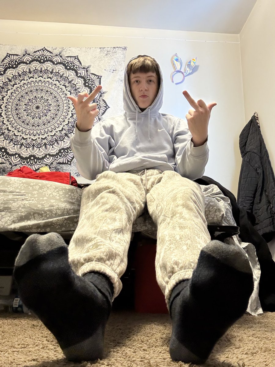 Master_Smitty4's tweet image. Come take these socks off you fucking cash slaves🐖master is back better then ever💸
#findomgod #feetworshi̇p #feet