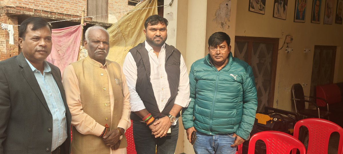 पूर्व की भांति प्रत्येक रविवार को मेरे पैतृक आवास ग्राम भुलभुलिया बाराबंकी में लगने वाला जनता दर्शन कार्यक्रम आज भी आयोजित हुआ जिसमें जनपद मऊ (आजमगढ़)प्रयागराज,कौशांबी सहित काफी संख्या में स्थानीय लोगों की जन समस्याएं सुना और उनके समाधान हेतु सम्बंधित अधिकारियों को निर्देशित किया