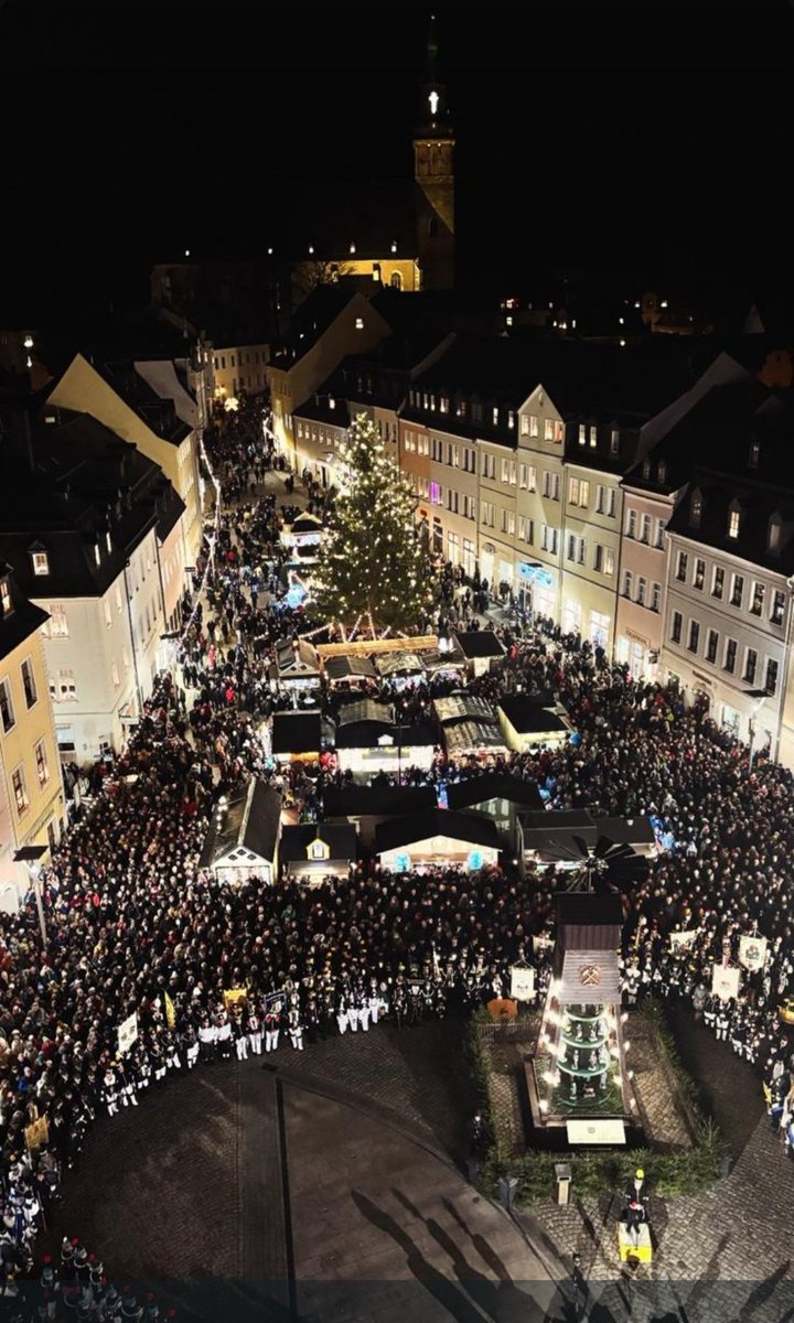 Heute grosse Bergparade bei uns in Schneeberg im Erzgebirge 😍
Hier ist der Weihnachtsmarkt noch traditionell, wie er sein soll 🌲💫🍵
