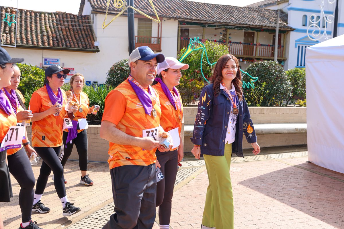 CaroEspitiaJ's tweet photo. Ayer, acompañamos el Motavita Run, un evento pensado para reunir útiles escolares para la niñez que más los necesita y que los aprovechará al máximo.
Desde nuestro equipo de #ElPoderDeLasVoluntades entregamos kits escolares a las niñas y los niños de la comunidad, convencidos de que apoyar su educación es apostar por su futuro.
Seguimos trabajando en equipo por una Boyacá que crece, se mueve y le apuesta al bienestar de su valiosa niñez. 🏃♀️📚💚