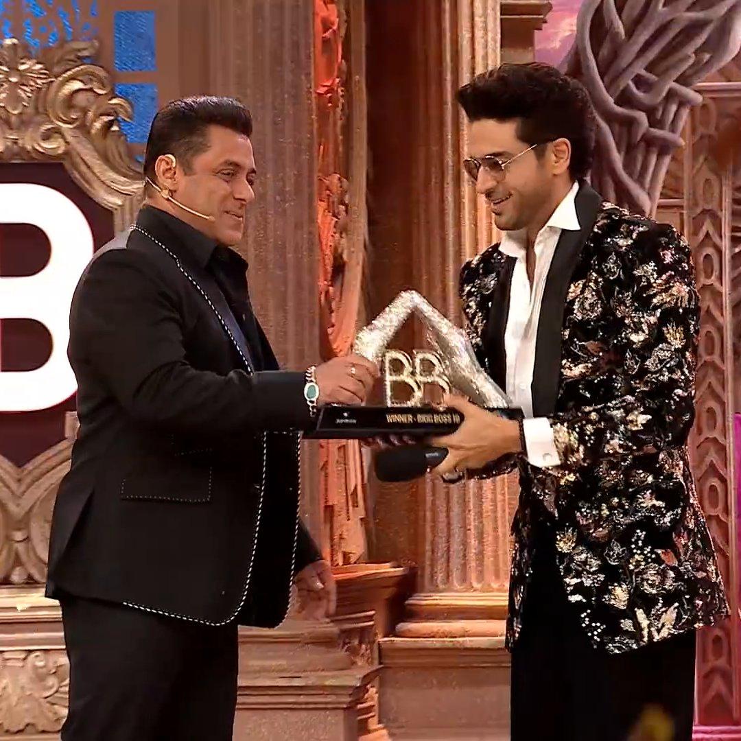 iam_avp's tweet photo. GK the dignified winner 
Voted one last time for him🥹
And GK won🥹💗💗 I have never been this much happy in my life
Saccha banda,acha Banda 💗🧿🏆 @iamgauravkhanna

#BiggBoss19Finale #GauravKhannna https://t.co/SfVvCjE3MS