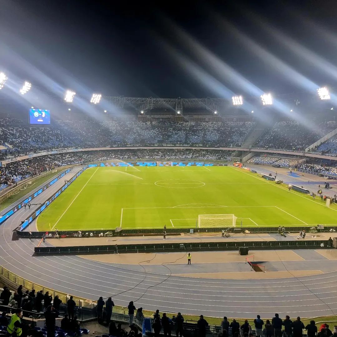 🎶Ha l’azzurro del cielo

Come sfondo il Vesuvio

Ed il bianco si sa è la sua integrità🎶

#forzanapolisempre💙 #devivincere #curvaB #napolijuve