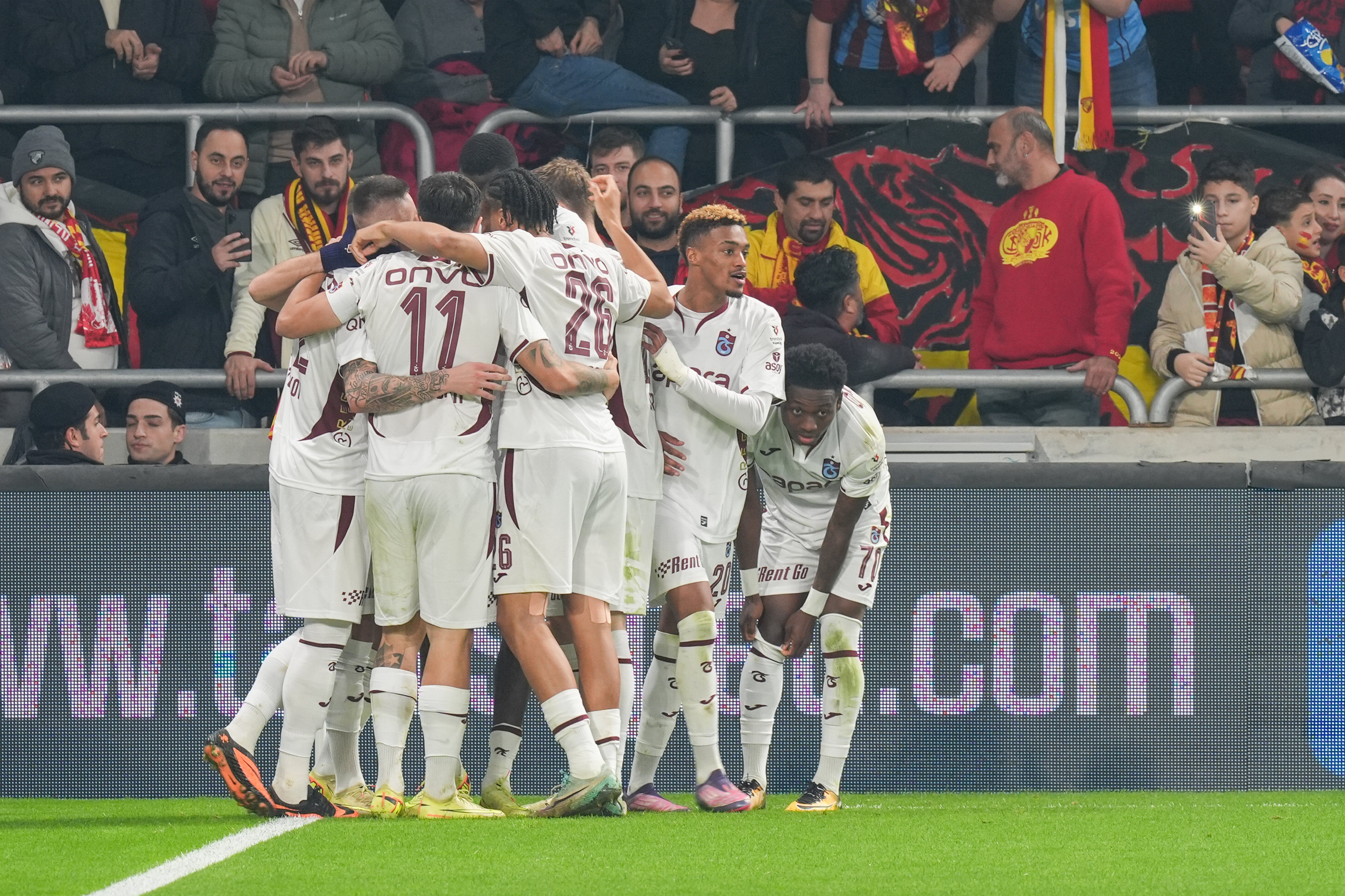 Trabzonspor Göztepe deplasmanında da galip geldi: 3 gol 2 kırmızı kart!