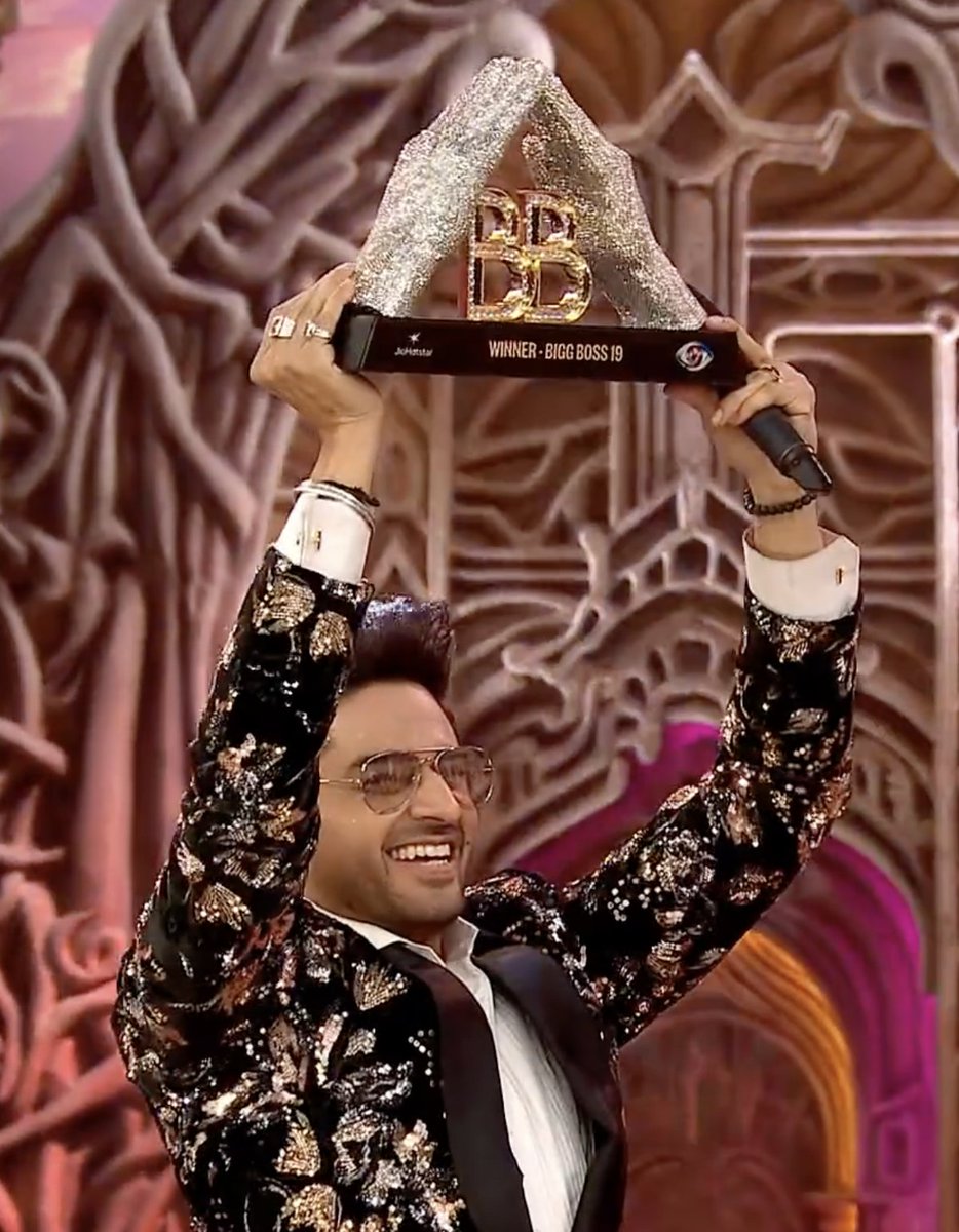 #GauravKhanna Trophy Jeetega Aur #FarhanaBhatt Taali Bajayegi, #GK's line came out to be true.  

#BB19 #BiggBoss19