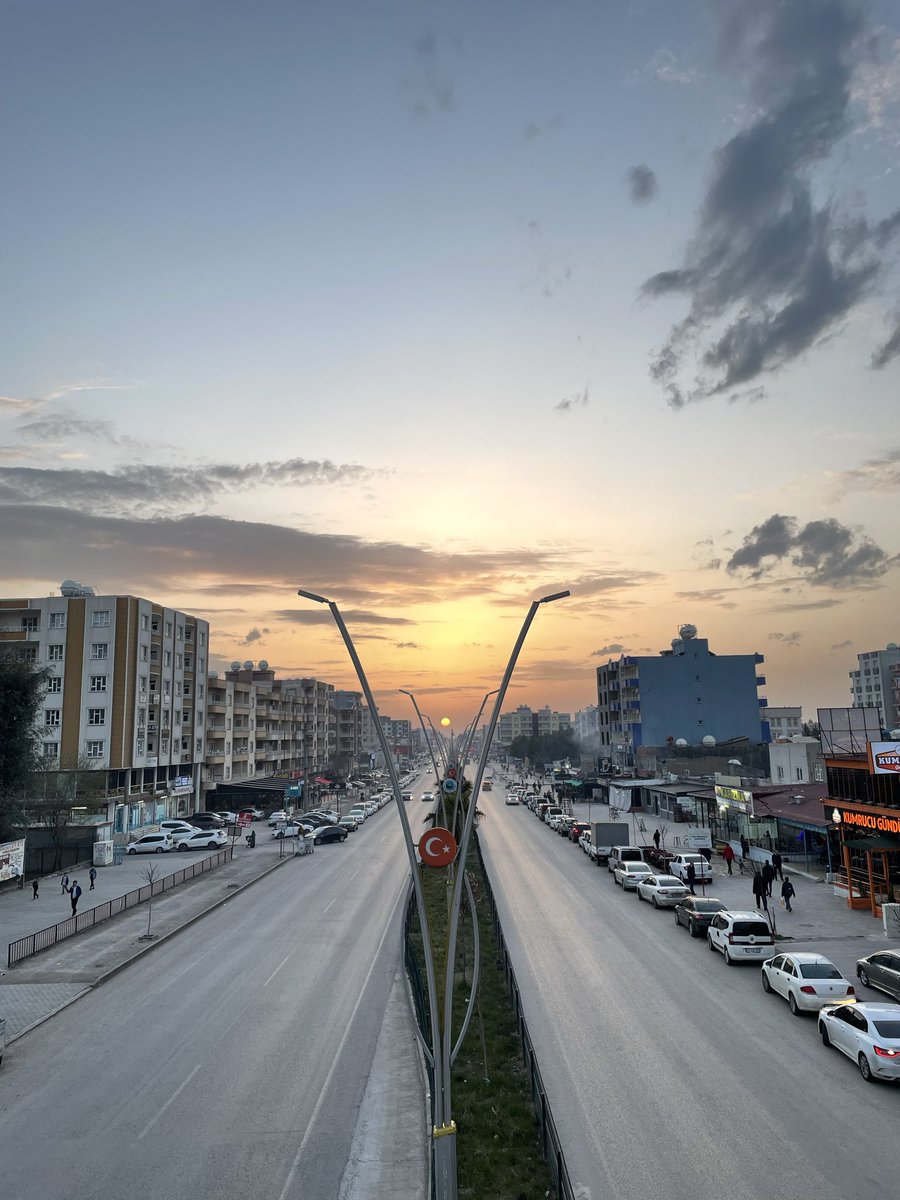 Silopi İl Olmalı Peki Ama Neden ? 

Türkiye'de bir ilçenin il olabilmesi için genel olarak aranan kriterler şunlardır:
• Nüfus: En az 100.000 ve üzeri nüfus.
• İl Merkezine Uzaklık: Mevcut il merkezine (Şırnak'a) en az 30 kilometre uzaklık.
• Sosyo-Ekonomik Gelişmişlik: