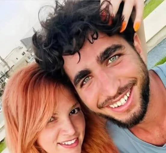 Янив Саруди, 26 лет, из Ашдода, не был бойцом, но стал героем.
Во время теракта на фестивале «Нова» он выхватил оружие у террориста, ликвидировал его и оказывал помощь раненым вместо того, чтобы бежать.
Когда он решил спасаться, он посадил в машину свою девушку Сиван и еще