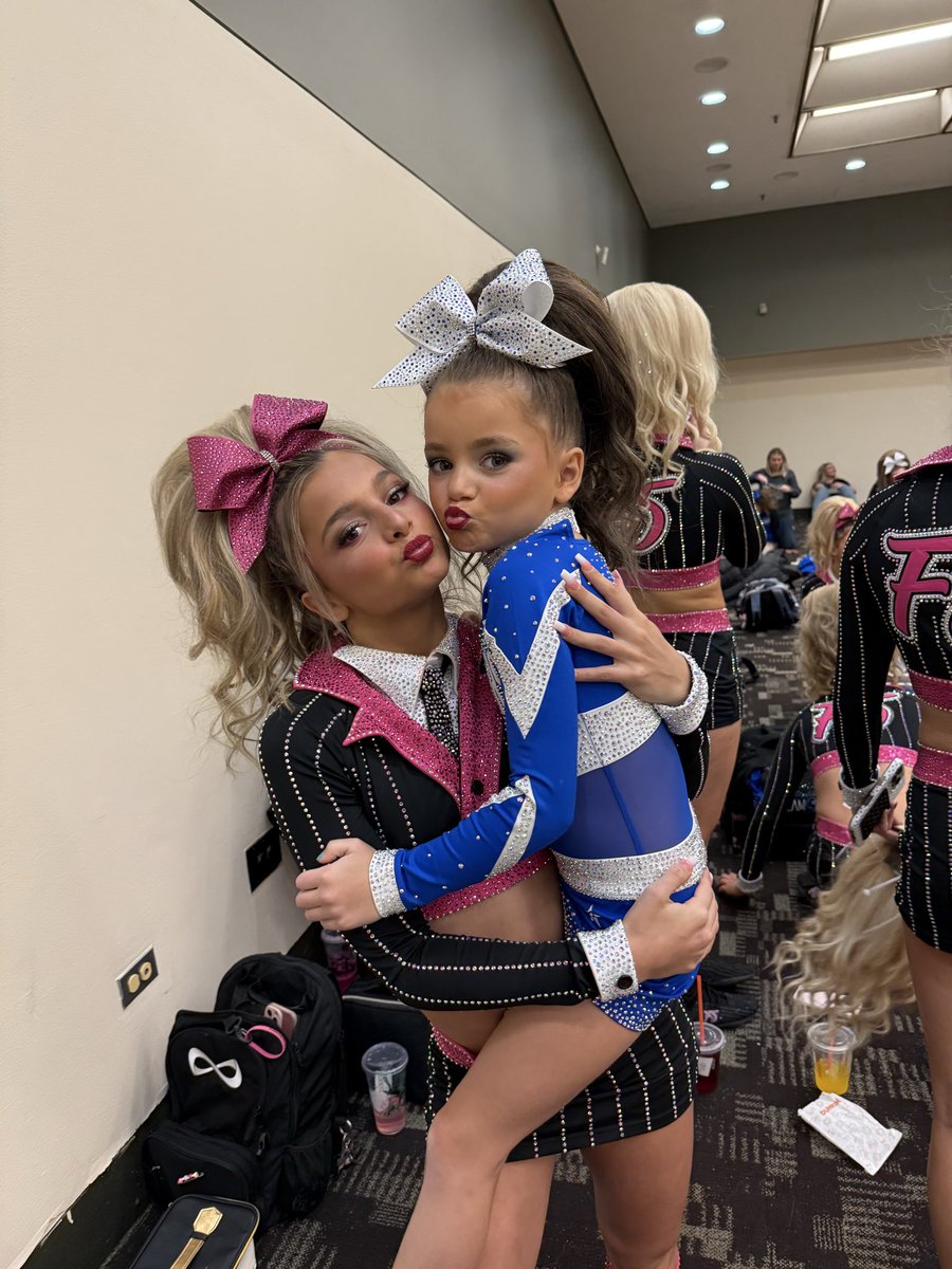 Tayynovak's tweet image. Day 2 for my girls 🩷💙