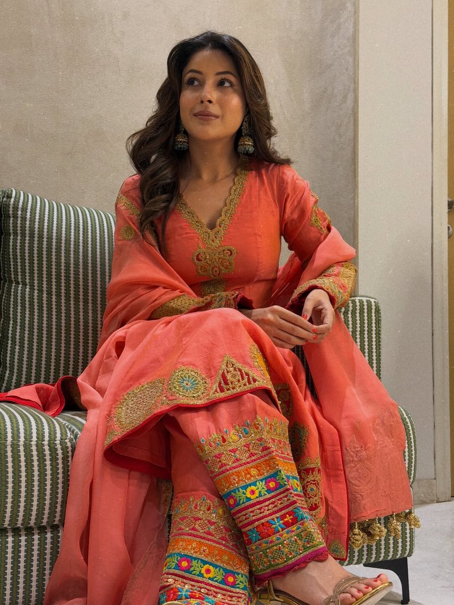 CURLS KIYE H HEAVY JHUMKE BHI PHENE H!!!!!!! WOWWWWWWW