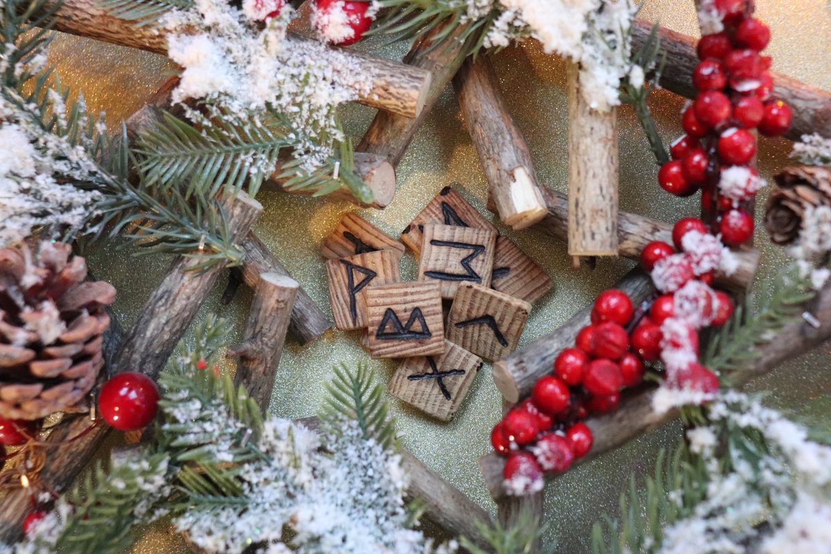 AndreBuchheim's tweet photo. #Stille #Gott #NeueZeit #Klimawandel #Krieg #Egoismus #Liebe #Entscheidung
#Einheit der #Substanz und kosmisches #MitSein: #Bewahren, #Verwandeln und #Erneuerung
Ein #Advent-#Essay an der #Schwelle des #Wandels letzter Teil 5:
An diesem Adventssonntag, da die Kerzen im Dunkel brennen und die Welt den Atem anhält zwischen Vergangenheit und Zukunft, ergeht der Ruf an jeden von uns: Werde, der du bist. Erkenne, was du schon immer warst. Tritt ein in die Wahrheit deiner kosmischen Verbundenheit.
Dies ist kein Ruf zu heroischen Taten oder spektakulären Opfern, wie er aus fernen Zeiten anklingt und von manchen Herrschern noch heute bedient wird. Es ist der Ruf zu jenem stillen, beharrlichen, alltäglichen Wandel in uns, durch den sich die Welt wirklich verändern könnte. Es ist der Ruf, heute anders zu leben als gestern. Achtsamer zu atmen. Liebevoller zu sprechen. Bewusster zu wählen. Tiefer zu fühlen. Klarer zu denken. Mutiger zu handeln.
Jeder Schritt zählt, denn jeder Schritt ist Teil des großen Gewebes. Nichts geht verloren im Netzwerk des Schicksals. Jede Geste der Güte sendet Wellen durch das Ganze. Jeder Moment der Klarheit erhellt mehr als nur das eigene Bewusstsein. Jede Handlung der Liebe nährt die Substanz, aus der wir alle gewoben sind.
Die Propheten alter Zeiten sprachen von einem kommenden Reich, einem neuen Himmel und einer neuen Erde. Vielleicht ist dies nicht Verheißung einer fernen Zukunft, sondern Beschreibung einer immer gegenwärtigen Möglichkeit. Vielleicht ist das Reich bereits mitten unter uns, wartend auf Anerkennung. Vielleicht ist die neue Erde dieser Planet selbst, gesehen mit neuen Augen, geliebt mit neuem Herzen, bewohnt von einem neuen Menschen.
In der Advent-Dunkelheit wächst das Licht. In der kosmischen Nacht bereitet sich der Morgen vor. In uns, durch uns, mit uns entsteht das Neue – wenn wir es zulassen, wenn wir uns öffnen, wenn wir Ja sagen zu unserer wahren Bestimmung: Teil zu sein des Ganzen, Hüter zu sein des Lebens, Mitglied der liebenden Menschheitsfamilie.
Das Warten des Advents ist kein passives Harren. Es ist aktive Vorbereitung. Es ist das Bereiten eines Raums im Inneren, damit das Licht Platz hat zum Geboren-Werden. Es ist das Schaffen von Bedingungen, unter denen das Neue sich entfalten kann.
Der Advent sagt uns: Die Zeit ist Jetzt. Der Ort ist Hier. Der Mensch bist Du. Möge das Licht, das wir anzünden, das Licht sein, das wir sind.
Allen Segen, Euer André
Schließt Euch uns an im aktiven Erschaffen dieser neuen, besseren Welt:
https://t.co/8gmS9LtLQo
Ende letzter Teil, zurück zu Teil 1: