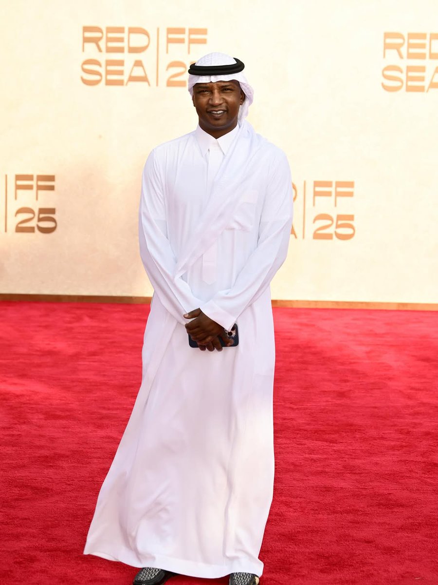 FilFan's tweet image. 🎦 أسطورة كرة القدم السعودية ونادي اتحاد جدة محمد نور على السجادة الحمراء قبل عرض الفيلم الوثائقي "نور"، الذي يحكي سيرته في الملاعب، ضمن فعاليات مهرجان البحر الأحمر السينمائي