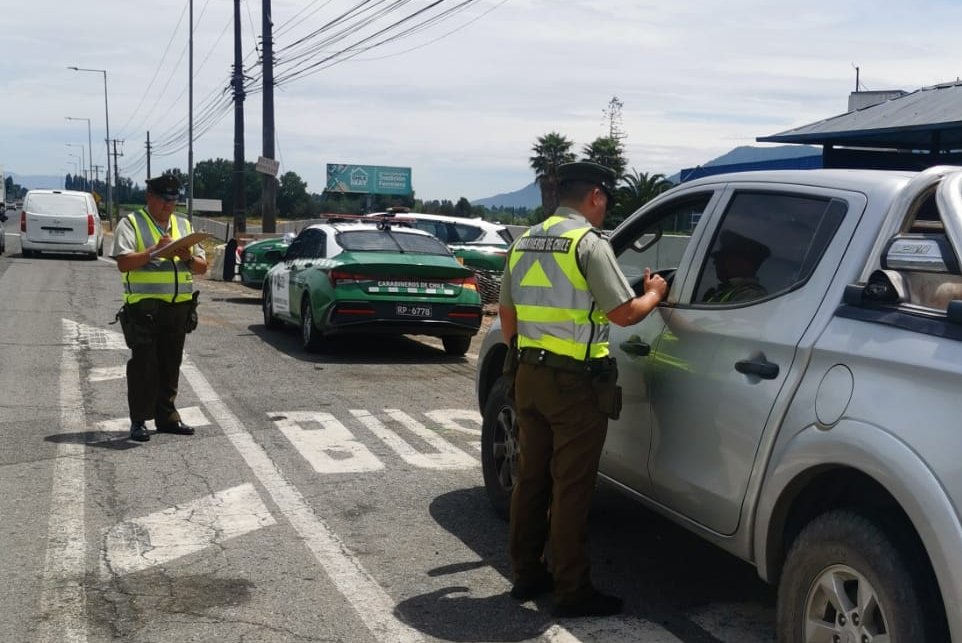 El subprefecto de los Servicios #Colchagua, Teniente Coronel Luis Morales Tapia, se encuentra recorriendo las diferentes rutas de la Provincia,  fiscalizando los servicios de Ruta Segura, para que este sea un fin de semana largo tranquilo y seguro.
#OrdenyPatria