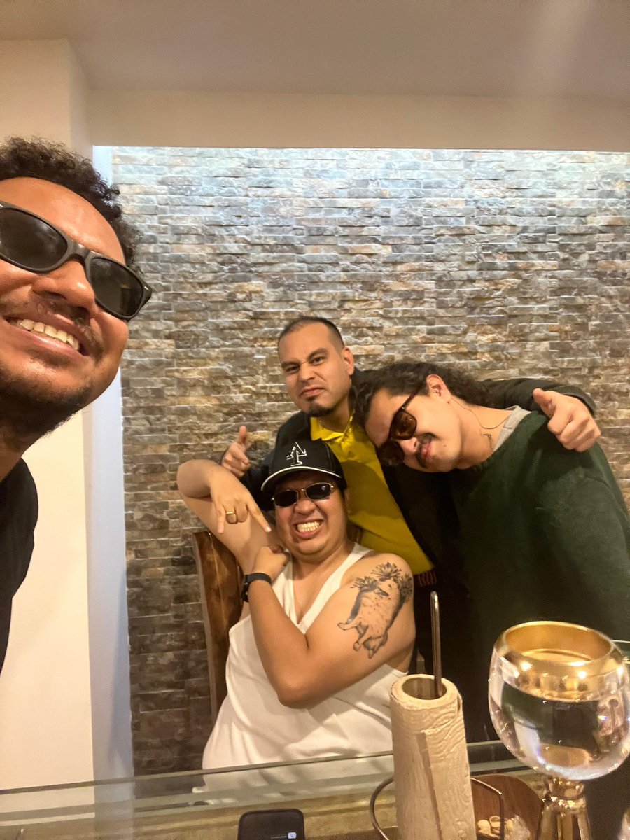 Mientras la frustrada segunda y definitiva independencia sigue consumiéndose en odio, nosotros seguimos sonriendo y construyendo colectivamente. Ni siquiera su gente en común se le aguantó tanto odio. Feliz noche de las velitas, disfruten el amor de sus amigos y familias.