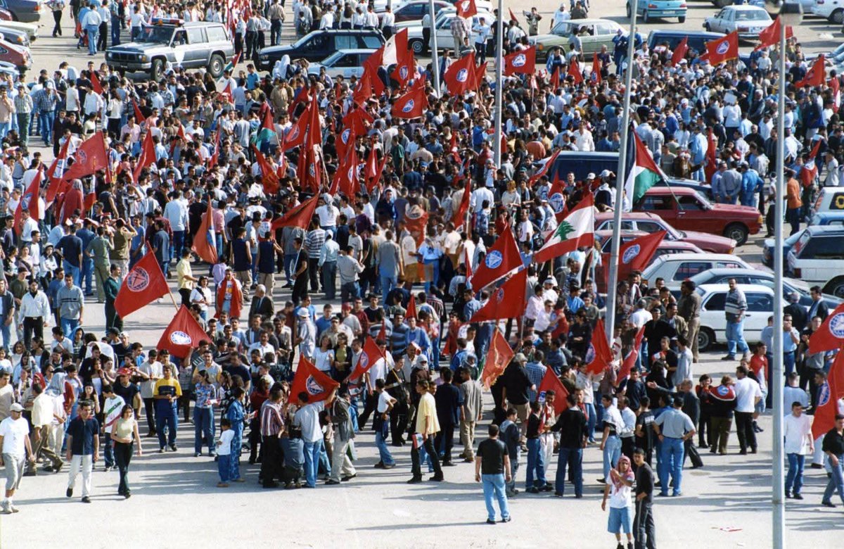 صور من أرشيف جريدة السّفير لمهرجان "حاصر حصارك - يوم  فلسطين في لبنان " والذي أقيم في المدينة الرايضية يوم الرابع عشر من نيسان ٢٠٠٢ . 
لبّى الرئيس #وليد_جنبلاط الدعوة جالسًا مع التقدميين الاشتراكيين برفقة عائلته رافعًا صورة أبو عمّار... 
<a href="/walidjoumblatt/">Walid Joumblatt</a>