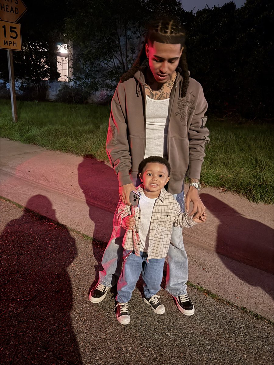 AntClout's tweet image. My son rock Rick we ain’t Owing niggaz 😎#HappyBirthRite🤞🏽