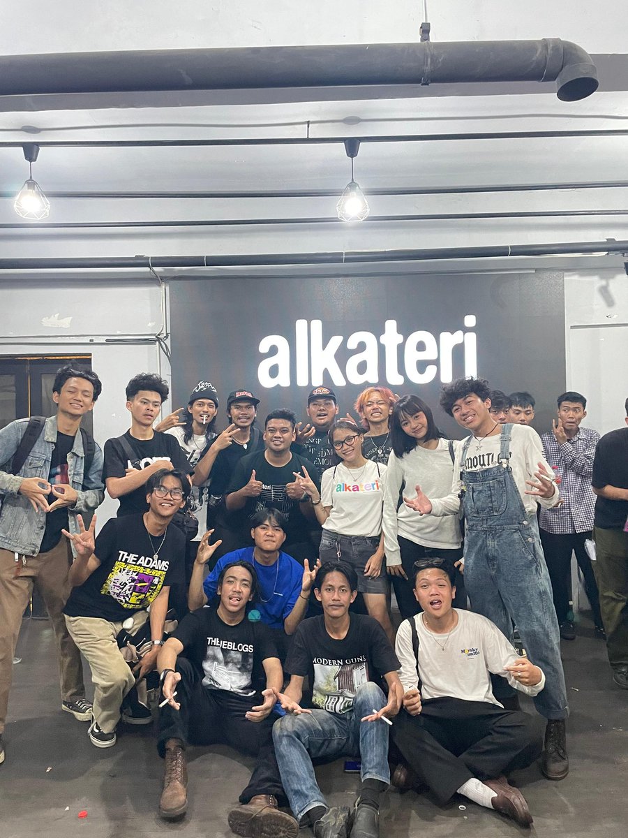 AndroBedaHehe's tweet photo. kalian semua harus dengerin alkateri karena band ini bakal meledak dem https://t.co/YvwsvVwMYI