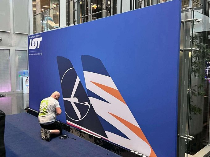 honzarapek's tweet photo. 🇵🇱✈️Ve Varšavě se asi něco chystá. Na sociálních sítích se objevily obrázky, která nejspíš předznamenávají plánované oznámení velké akvizice. A tedy, že by polské aerolinky @LOTPLAirlines mohly odkoupit český Smartwings. https://t.co/VUtoz4Ei2N